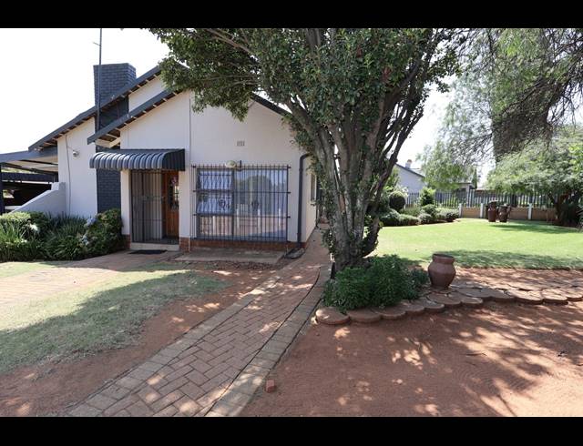 3 BEDROOM FREEHOLD FOR SALE IN FREEWAY PARK